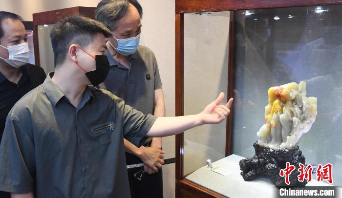 观众观赏参展寿山石雕作品人文之美。　记者刘可耕 摄