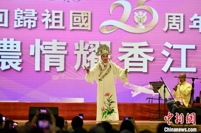 潮州戏剧《陈三五娘》选段《观灯》表演。　李志华 摄