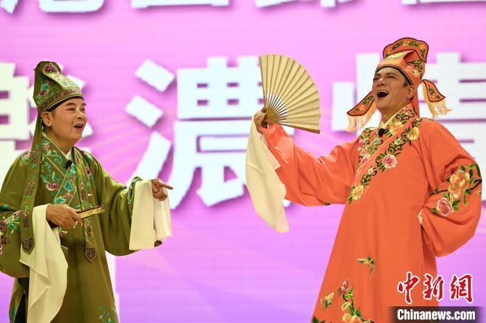 潮州戏剧《陈三五娘》选段《观灯》表演。　李志华 摄
