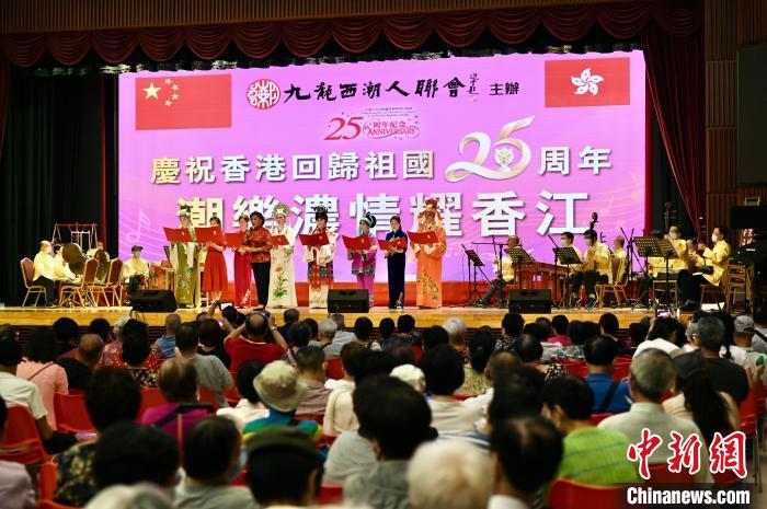 潮州乐曲表演。　李志华 摄