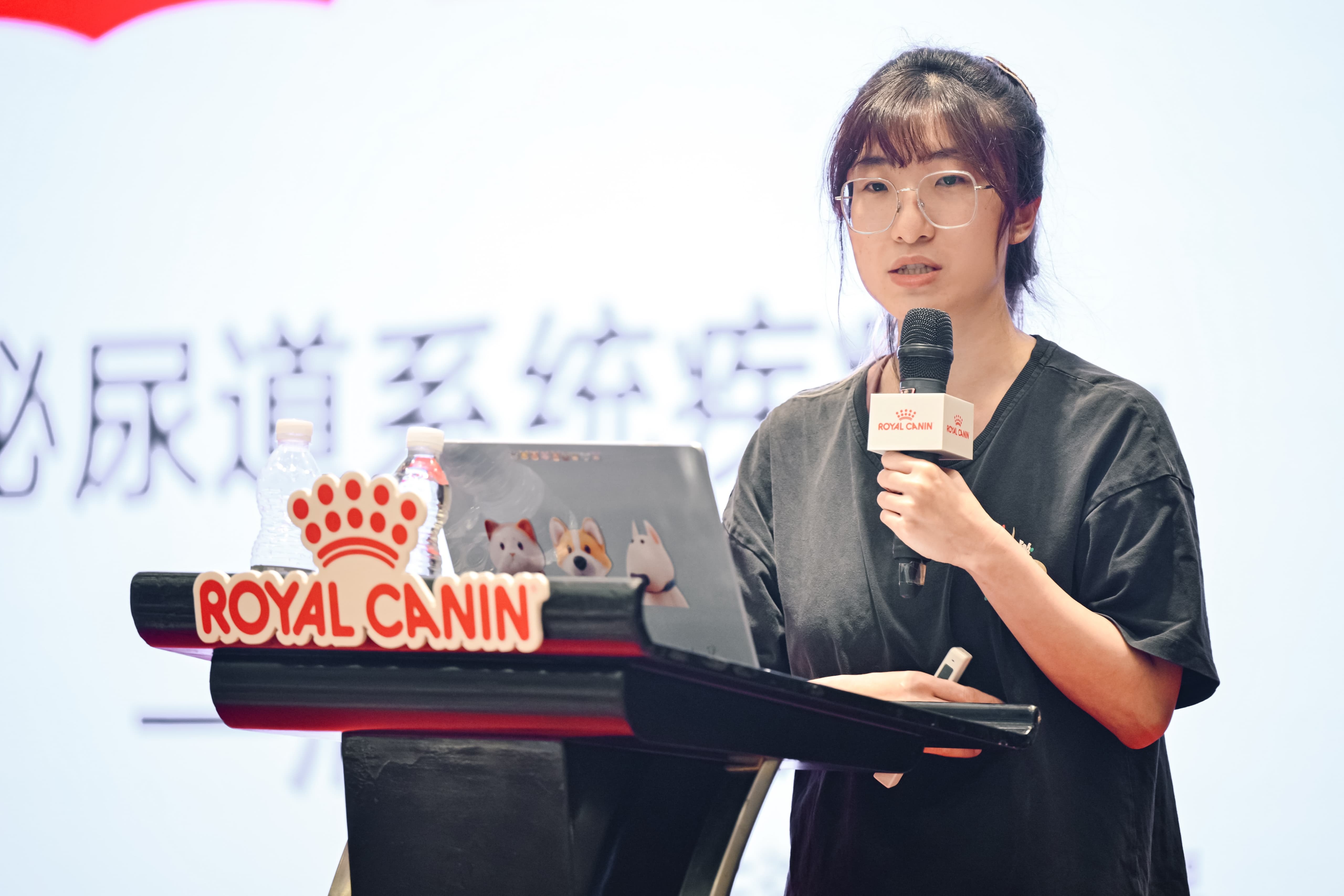4. 北京小动物诊疗行业协会内科分会成员及讲师、蓝山动物医院主治兽医熊晨昱现场教学.JPG