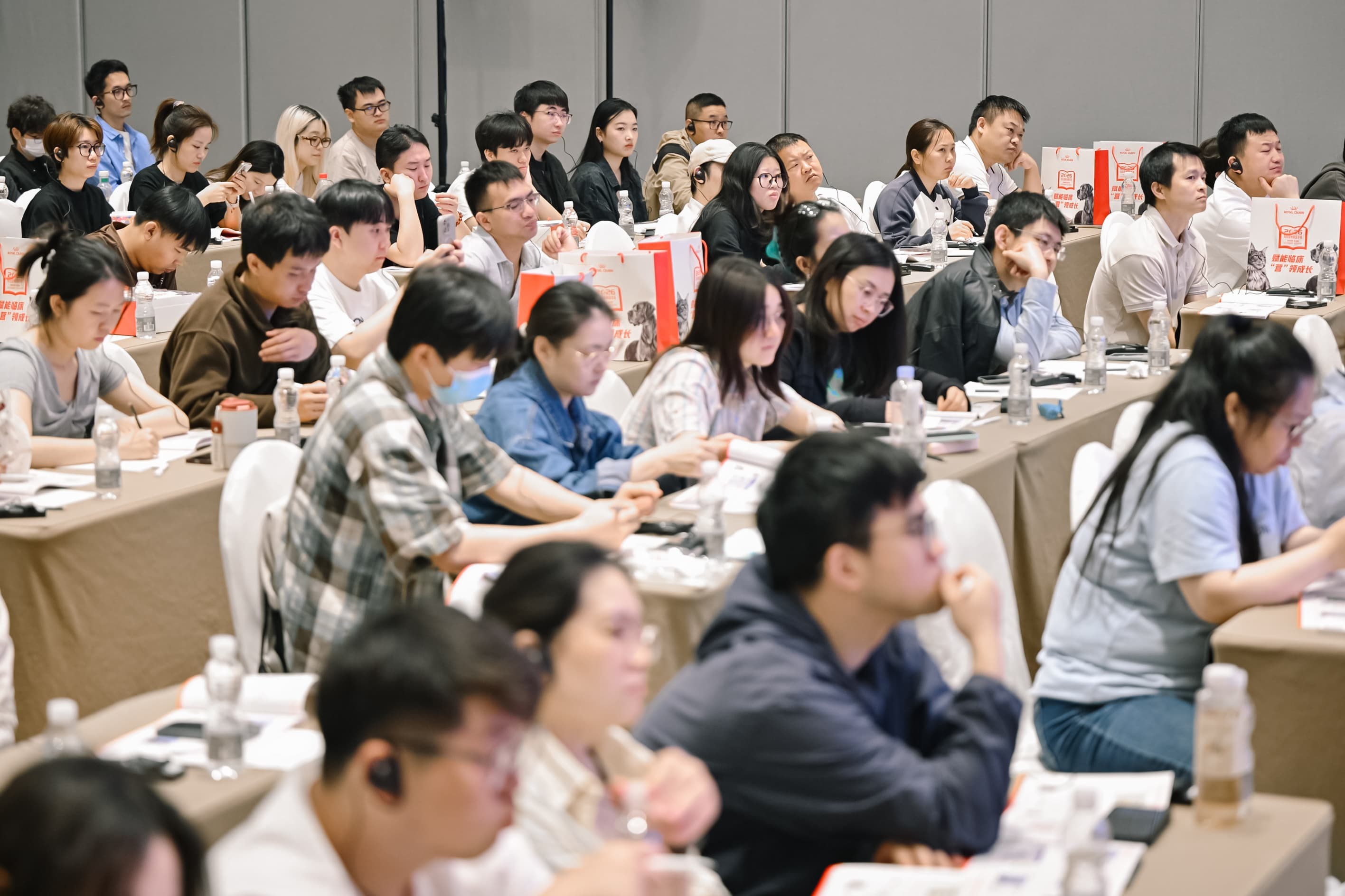 7. 参会兽医认真聆听讲师授课.JPG