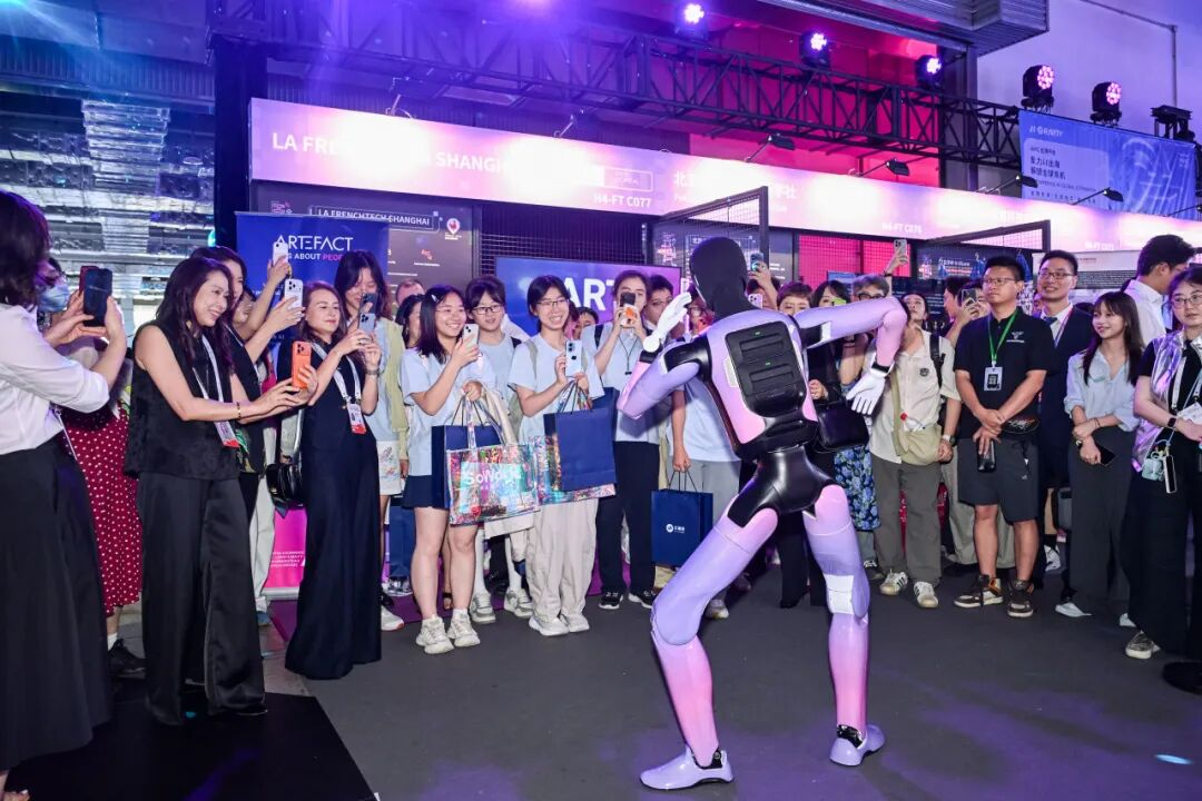 WAIC的中学女生们：看见AI，也看见自己